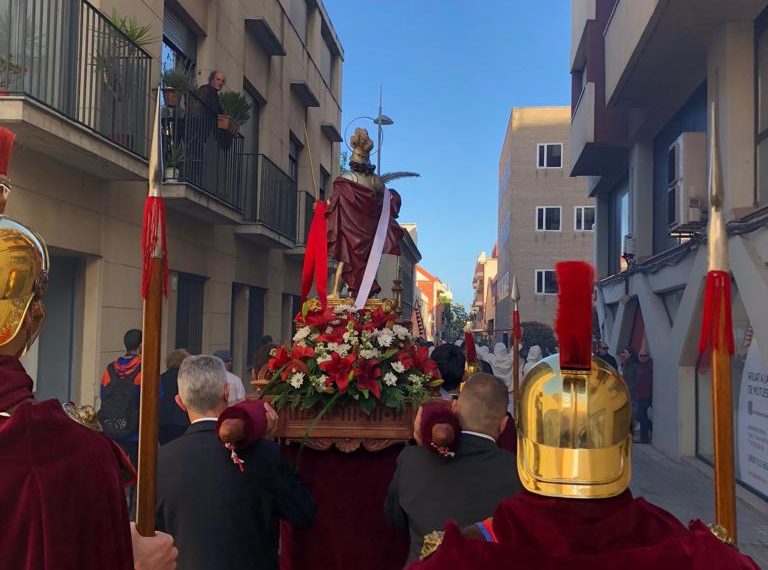 Estaferms i Sant Anastasi baixant pel carrer de la Costa. Arxiu de la Confraria de Sant Anastasi de Badalona