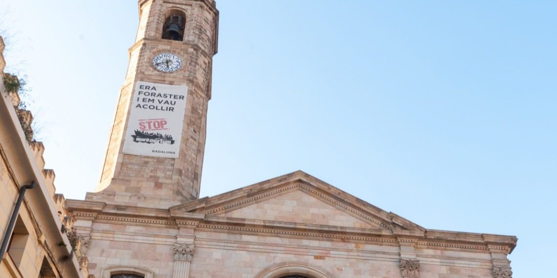 Santa Maria amb la pancarta #stopmaremortum