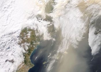 Imatge MODIS del satèl·lit TERRA del dia 6 de febrer de 2021, on es pot observar d’un color marronós la intrusió de pols d’origen saharià a Catalunya i a les illes Balears.